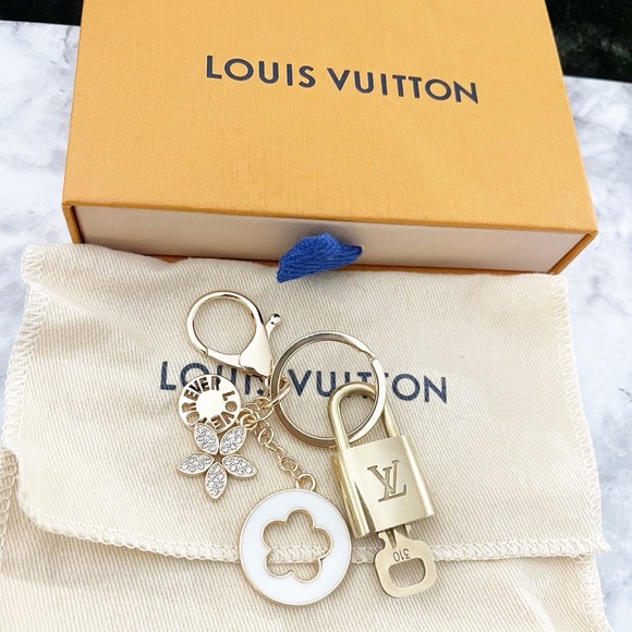 ✨AUTHENTIC✨ Louis Vuitton Lock & Key #310 with White Floral Unbranded Key Holder - Picture 1 of 7